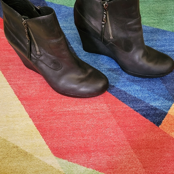 UGG Ankle Boots Women’s Meredith Preowned Wedge Black Leather Side Zippers 9.5 - Picture 5 of 9
